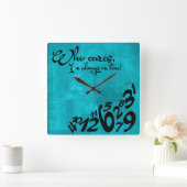 私は気に常に時間通りに来ている! – アクアブルー スクエア壁時計 (ホーム)