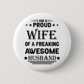 私は気の誇りを持った変わった夫の妻素晴らしだ 缶バッジ (正面)