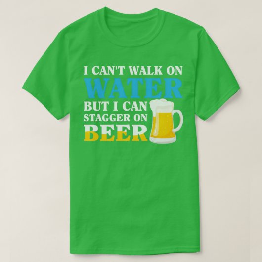 私は水の上を歩くことができないが、ビールのおもしろいでよろめく Tシャツ (デザイン正面)