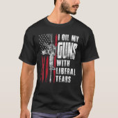 私は油私の銃を涙自由主義のの銃アメリカ国旗で Tシャツ (正面)