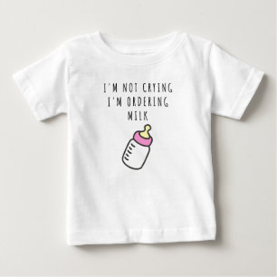 私は泣き叫びではない、私はミルクのベビーTシャツを注文している ベビーTシャツ