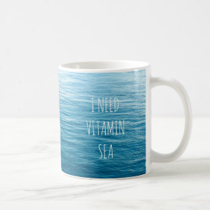私は海の背景が付いているビタミンの海のマグを必要とします コーヒーマグカップ