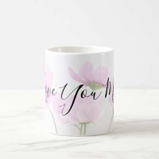 私は淡いピンクの花柄のお母さんのタイポグラフィ愛します コーヒーマグカップ (中央)