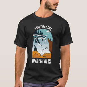私は滝を追いかけて行く自然滝 Tシャツ