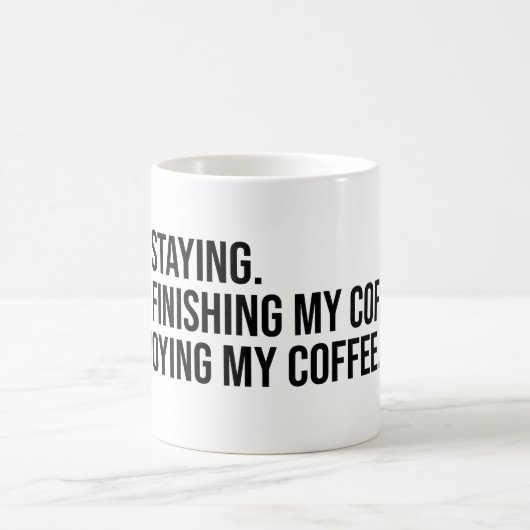 私は滞在している。コーヒーを飲み終える コーヒーマグカップ (中央)