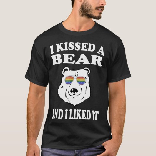 私は熊にキスし、私はそれが好きだったTシャツのゲイLGBT Tシャツ (正面)