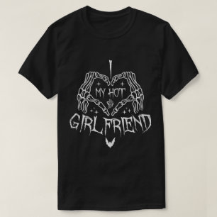 私は熱いガールフレンドのハロウィーンスケルトンが大好おもしろい Tシャツ