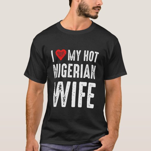 私は熱いナイジェリアの妻が大好き Tシャツ (正面)