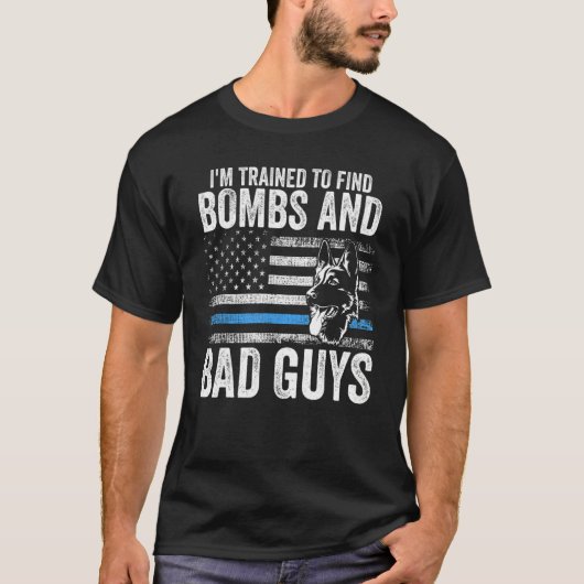 私は爆弾と悪い区を見つけるために訓練されているK9警察犬 Tシャツ (正面)