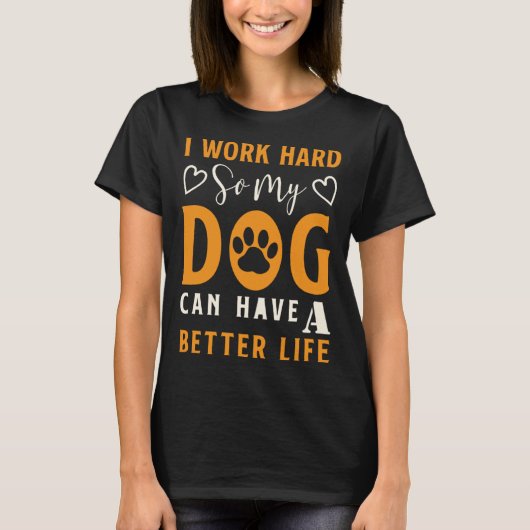 私は犬がより良い懸命を持つことができるように仕事をする Tシャツ (正面)