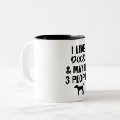 私は犬が好きで、3人くらいかな ツートーンマグカップ (正面左)