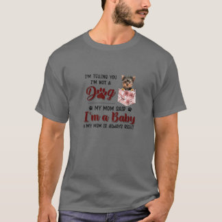 私は犬ではないと言っている母はヨーシャーと言った Tシャツ