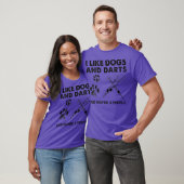 私は犬とダーツが好きで、3人の贈り物が好きかもしれない Tシャツ (ユニセックス)