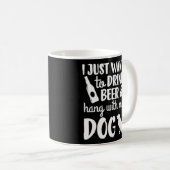 私は犬とビールを飲つるみたい コーヒーマグカップ (正面右)