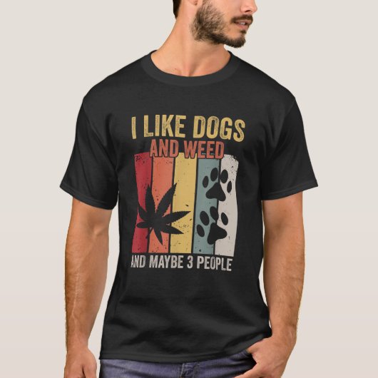 私は犬と雑草が好きで、3人くらいかな Tシャツ (正面)