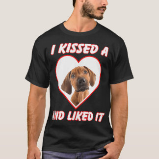 私は犬にキスしてローデシアのリッジバックが好きだった Tシャツ