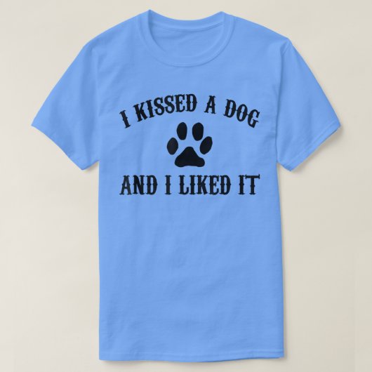 私は犬にキスして子犬が好おもしろいきだった  Tシャツ (デザイン正面)
