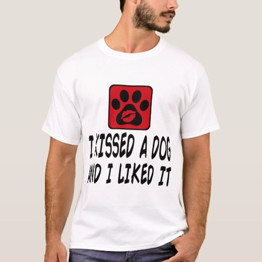 私は犬にキスをして気に入った Tシャツ (正面)