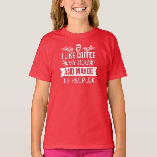 私は犬にコーヒーを飲むのが好きで、3人くらいかな Tシャツ (正面)
