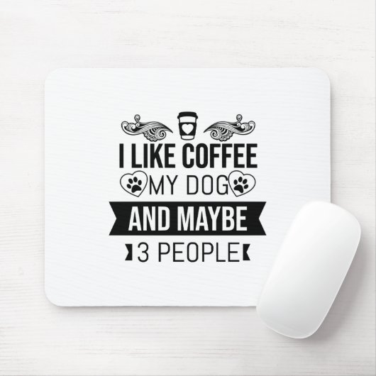私は犬にコーヒーを飲むのが好きで、3人の愛犬家も好きだ マウスパッド (マウス)