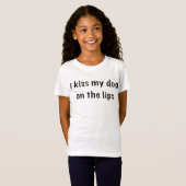 私は犬のキスを口に出した Tシャツ (正面フル)
