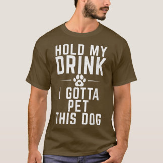 私は犬の子犬の恋人をペットに私の飲み物を保持 Tシャツ