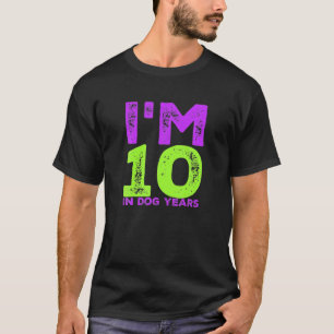 私は犬の年で10歳70おもしろい番目の誕生日ギフト Tシャツ