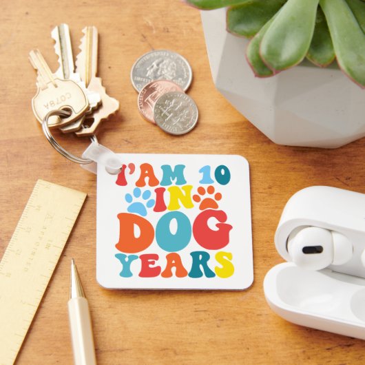 私は犬の年で10歳70誕生日グルービー犬の恋人 キーホルダー (デスク)
