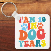 私は犬の年で10歳70誕生日グルービー犬の恋人 キーホルダー (正面)