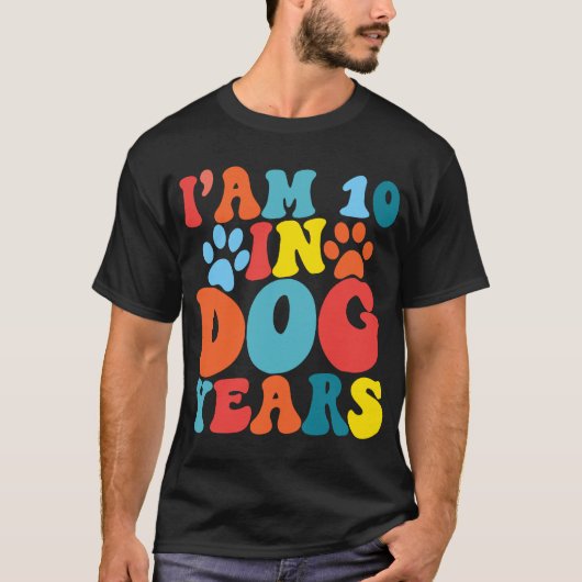 私は犬の年で10歳70誕生日グルービー犬の恋人 Tシャツ (正面)