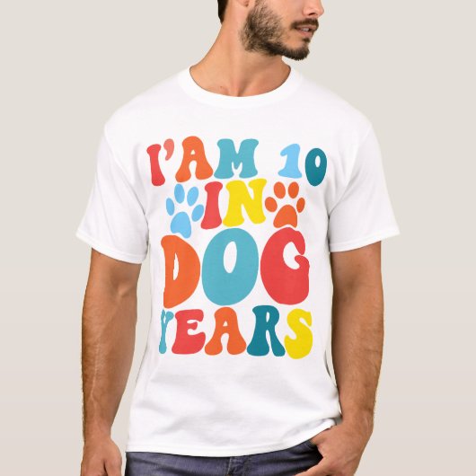 私は犬の年で10歳70誕生日グルービー犬の恋人 Tシャツ (正面)