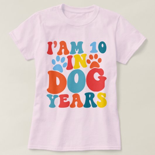私は犬の年で10歳70誕生日グルービー犬の恋人 Tシャツ (デザイン正面)
