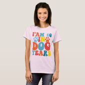 私は犬の年で10歳70誕生日グルービー犬の恋人 Tシャツ (正面フル)