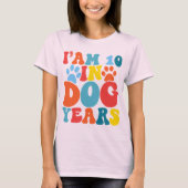 私は犬の年で10歳70誕生日グルービー犬の恋人 Tシャツ (正面)