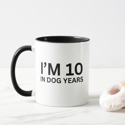 私は犬の年で10歳70誕生日 マグカップ (ドーナツ)