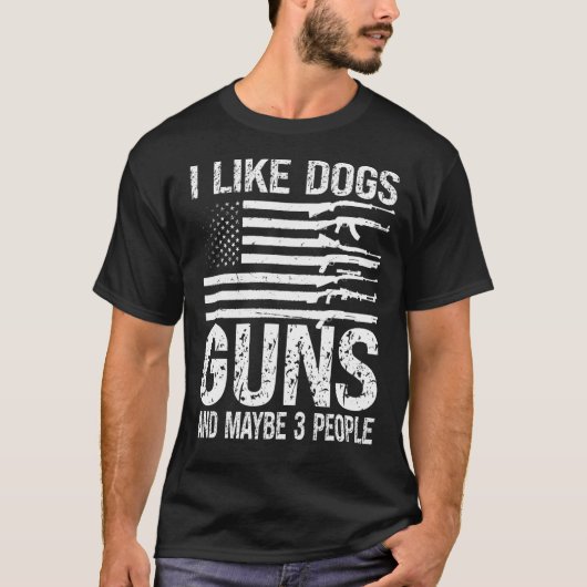 私は犬の銃と多分3人のプロガンが好き Tシャツ (正面)