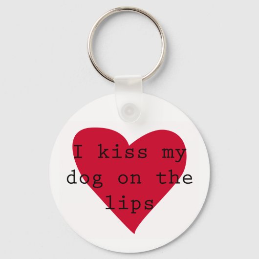 私は犬をキスで唇に当てた キーホルダー (正面)