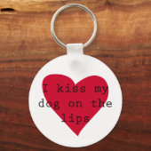 私は犬をキスで唇に当てた キーホルダー (正面)