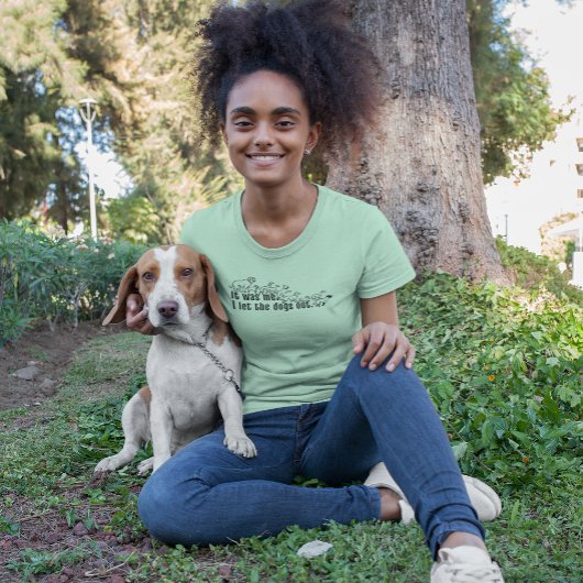私は犬を外に出したおもしろい トライブレンドＴシャツ