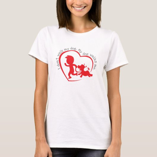 私は犬を散歩させず、私の犬は私を散歩させる Tシャツ (正面)