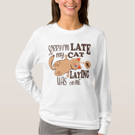 私は猫が私を狙っているのが遅くなってごめんなさい Tシャツ