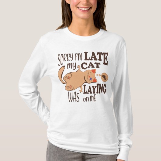 私は猫が私を狙っているのが遅くなってごめんなさい Tシャツ (正面)