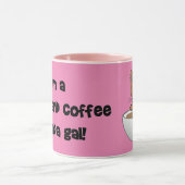 私は猫とコーヒーのKinda Galだ!漫画の猫のマグカップ マグカップ (中央)