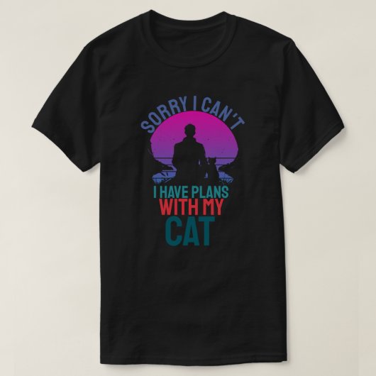 私は猫と一緒に予定が入っていなくてごめんなさい Tシャツ (デザイン正面)