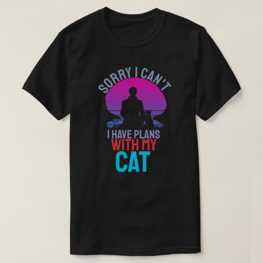 私は猫と一緒に予定が入っていなくてごめんなさい Tシャツ (デザイン正面)