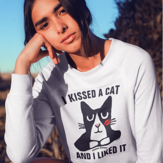 私は猫にキスして気に入った、パンダ子猫のTシャツ Tシャツ