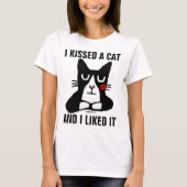 私は猫にキスしてTシャツが好おもしろいきだった Tシャツ (正面)