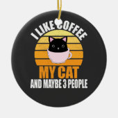 私は猫にコーヒーを飲むのが好きで、3人くらいかな セラミックオーナメント (正面)