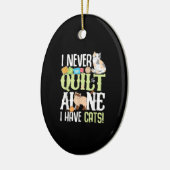 私は猫のキルティングを一人で掛けることはおもしろいない セラミックオーナメント (左)
