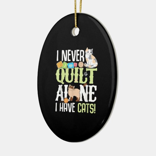 私は猫のキルティングを一人で掛けることはおもしろいない セラミックオーナメント (左)